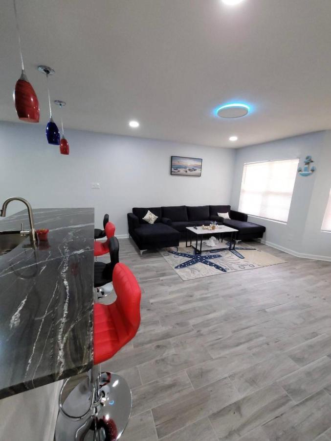 Penthouse On Private Beach Very Quit And Peaceful Near The Pier Newly Remodeled. Apartment *