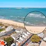 Penthouse On Private Beach Very Quit And Peaceful Near The Pier Newly Remodeled.