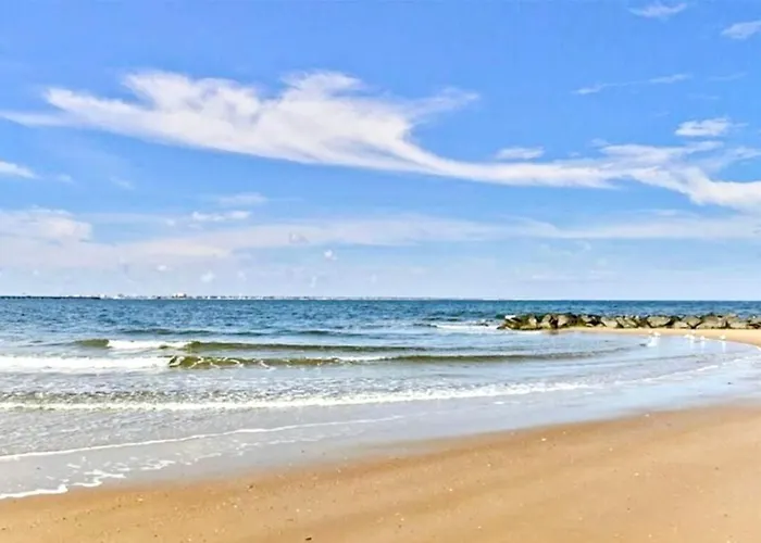 Penthouse On Private Beach Very Quit And Peaceful Near The Pier Newly Remodeled.