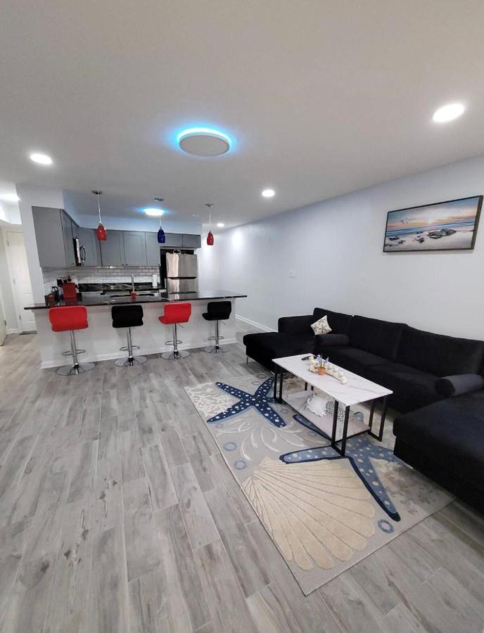Penthouse On Private Beach Very Quit And Peaceful Near The Pier Newly Remodeled.