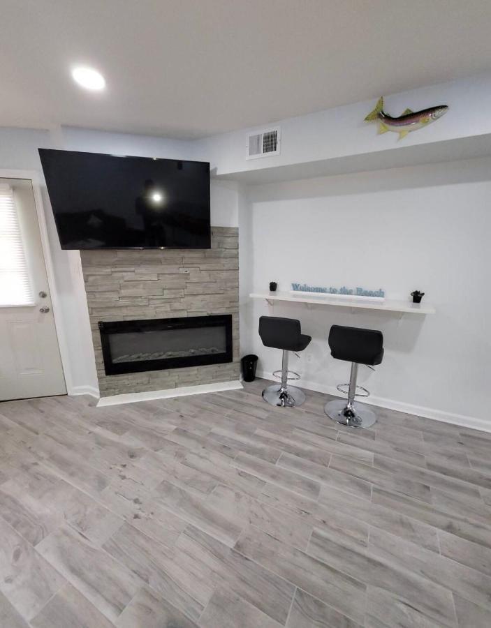 Apartment Penthouse On Private Beach Very Quit And Peaceful Near The Pier Newly Remodeled.