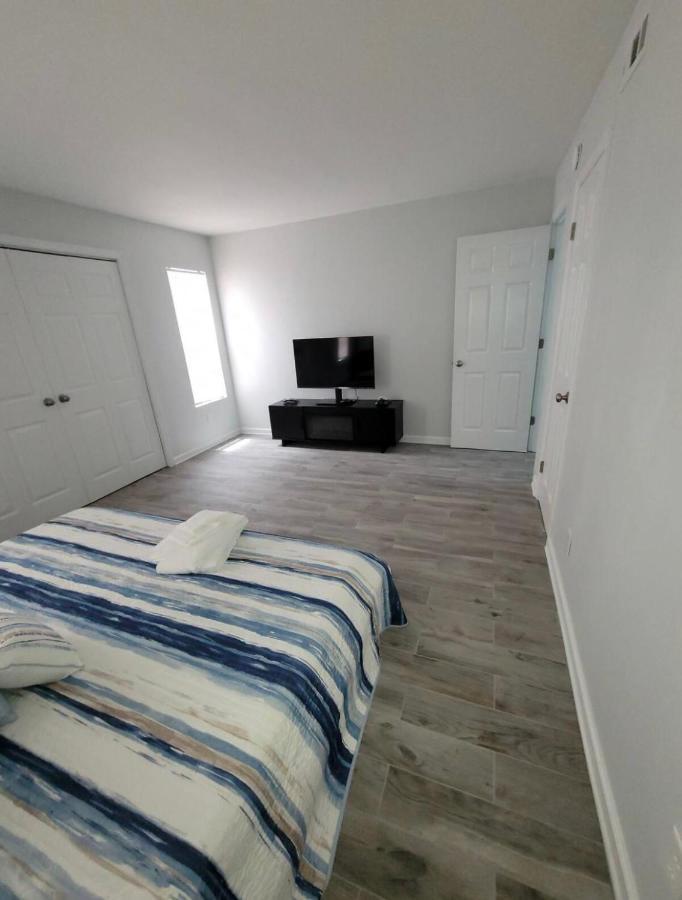 Apartment Penthouse On Private Beach Very Quit And Peaceful Near The Pier Newly Remodeled.