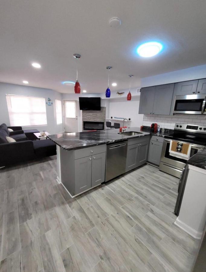 Penthouse On Private Beach Very Quit And Peaceful Near The Pier Newly Remodeled. Norfolk