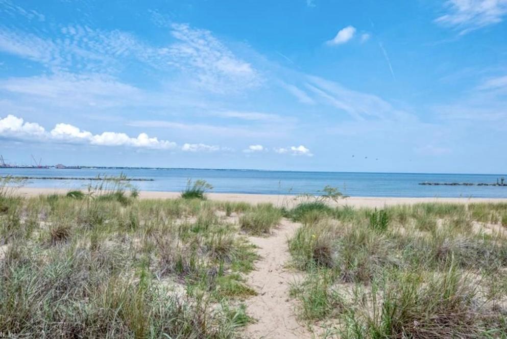 Apartment Penthouse On Private Beach Very Quit And Peaceful Near The Pier Newly Remodeled.