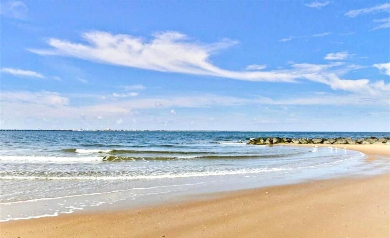 Penthouse On Private Beach Very Quit And Peaceful Near The Pier Newly Remodeled.
